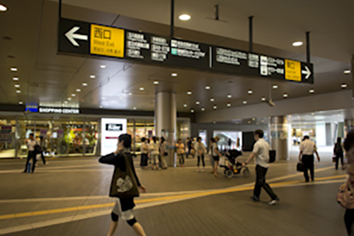 1）二子玉川駅の改札を出たら左（西口）へお進みください。