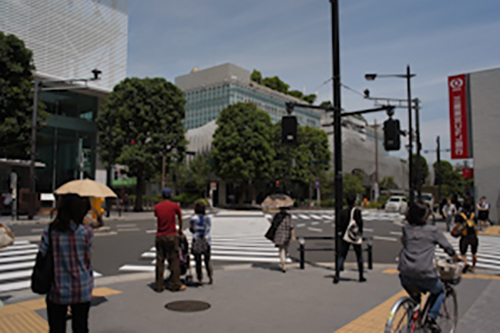 3）前方に「三菱UFJ銀行」のある交差点で、斜め前に渡ります。